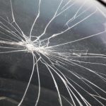 pękniętą szyba w aucie czy można jeździć